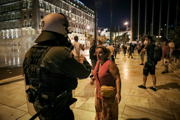 Ένταση και χημικά στο Σύνταγμα μετά την πορεία κατά του υποχρεωτικού εμβολιασμού και των «διαχωρισμών»