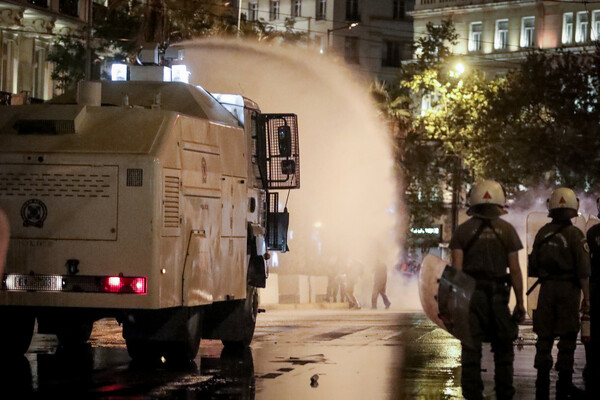 Ένταση και χημικά στο Σύνταγμα μετά την πορεία κατά του υποχρεωτικού εμβολιασμού και των «διαχωρισμών»