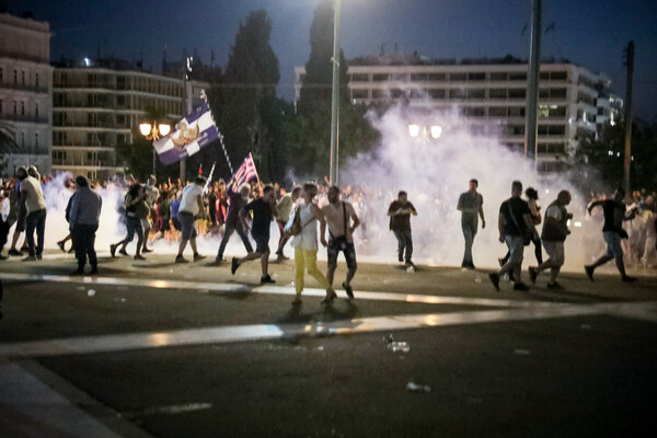 Ένταση και χημικά στο Σύνταγμα μετά την πορεία κατά του υποχρεωτικού εμβολιασμού και των «διαχωρισμών»