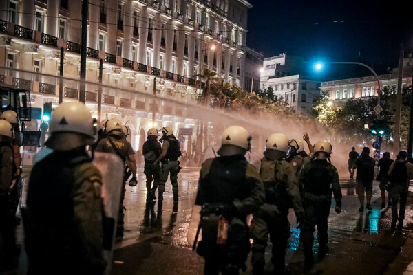 Ένταση και χημικά στο Σύνταγμα μετά την πορεία κατά του υποχρεωτικού εμβολιασμού και των «διαχωρισμών»