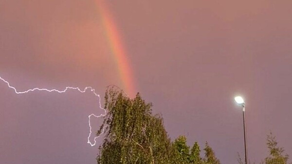 Κεραυνοί με ουράνια τόξα: Σπάνιο φαινόμενο στον ουρανό της Αγγλίας