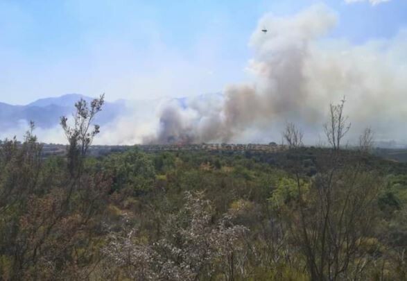 Mεγάλη πυρκαγιά στην Κορινθία- Μήνυμα από 112 για εκκένωση χωριού