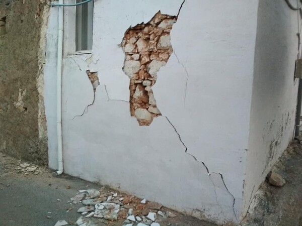 Σπασμένες τζαμαρίες και ρωγμές στους τοίχους άφησε πίσω του ο ισχυρός σεισμός