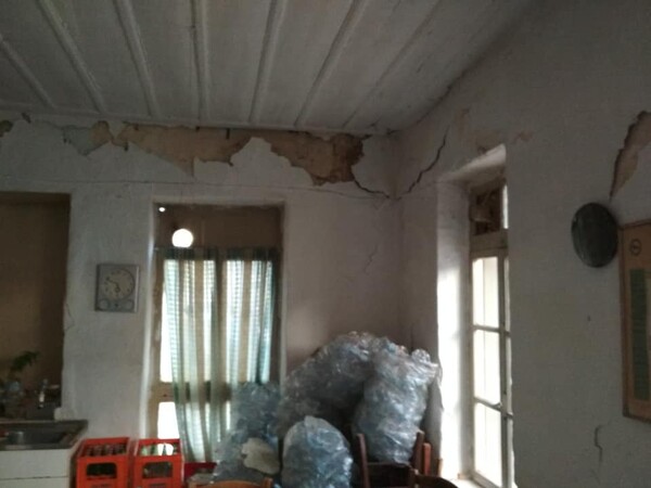 Σπασμένες τζαμαρίες και ρωγμές στους τοίχους άφησε πίσω του ο ισχυρός σεισμός