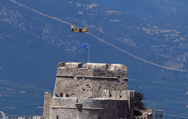 Φωτιά στην Αργολίδα: Εκκενώθηκε προληπτικά το χωριό Γκάτζια (Εικόνες)