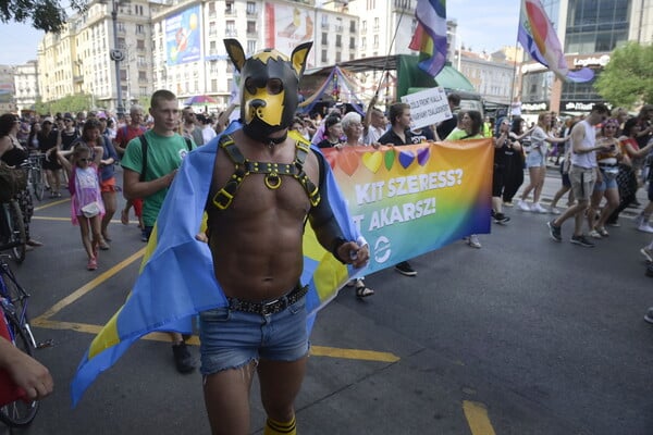 Χιλιάδες στους δρόμους της Ουγγαρίας για το Pride: «Η αγάπη είναι ανθρώπινο δικαίωμα»