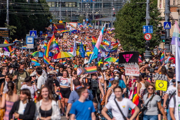 Χιλιάδες στους δρόμους της Ουγγαρίας για το Pride: «Η αγάπη είναι ανθρώπινο δικαίωμα»