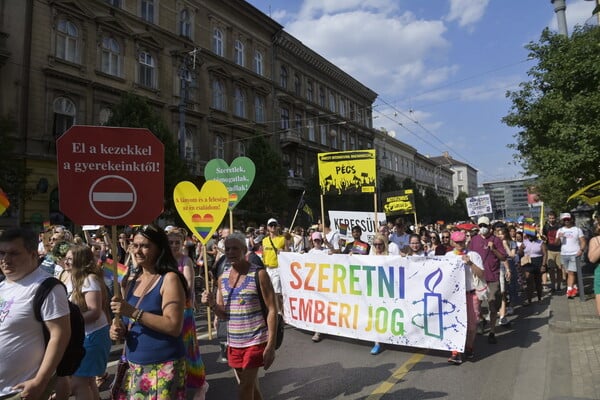 Χιλιάδες στους δρόμους της Ουγγαρίας για το Pride: «Η αγάπη είναι ανθρώπινο δικαίωμα»