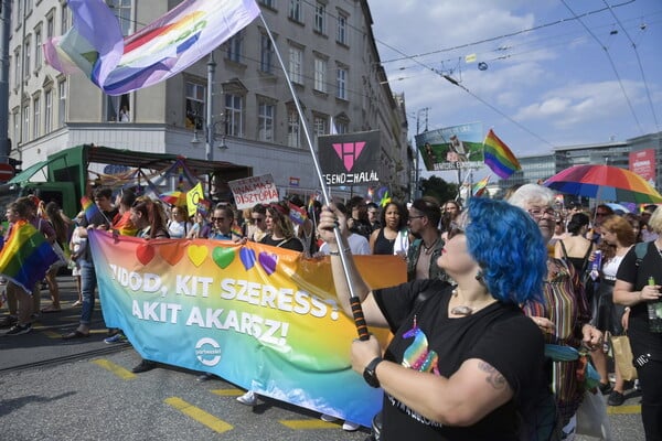 Χιλιάδες στους δρόμους της Ουγγαρίας για το Pride: «Η αγάπη είναι ανθρώπινο δικαίωμα»