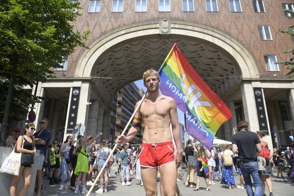 Χιλιάδες στους δρόμους της Ουγγαρίας για το Pride: «Η αγάπη είναι ανθρώπινο δικαίωμα»