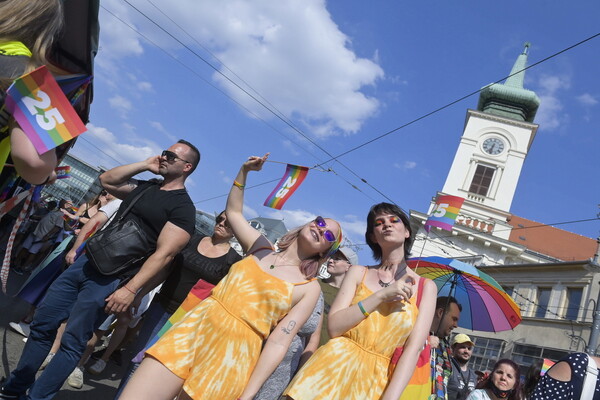 Χιλιάδες στους δρόμους της Ουγγαρίας για το Pride: «Η αγάπη είναι ανθρώπινο δικαίωμα»