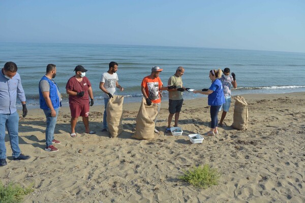 «Υιοθέτησε μια παραλία»: Μετανάστες καθάρισαν ακτές από πλαστικά σκουπίδια 