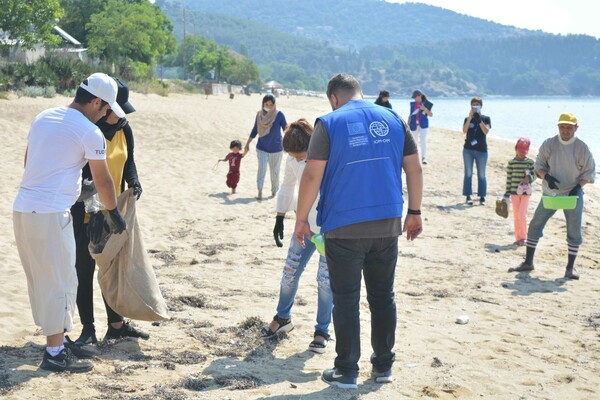 «Υιοθέτησε μια παραλία»: Μετανάστες καθάρισαν ακτές από πλαστικά σκουπίδια 