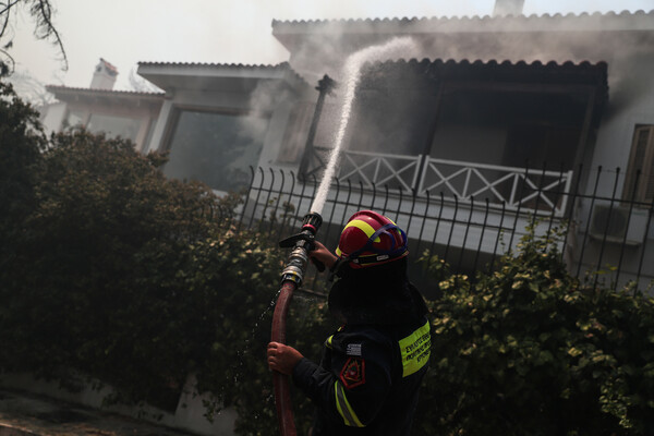 Σταμάτα: Κάηκαν σπίτια και αυτοκίνητα - Εικόνες καταστροφής από την ανεξέλεγκτη φωτιά