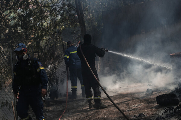 Σταμάτα: Καίγονται σπίτια και αυτοκίνητα - Εικόνες καταστροφής από την ανεξέλεγκτη φωτιά