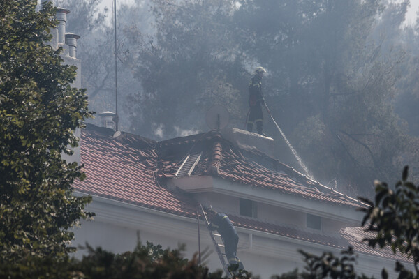 Σταμάτα: Καίγονται σπίτια και αυτοκίνητα - Εικόνες καταστροφής από την ανεξέλεγκτη φωτιά