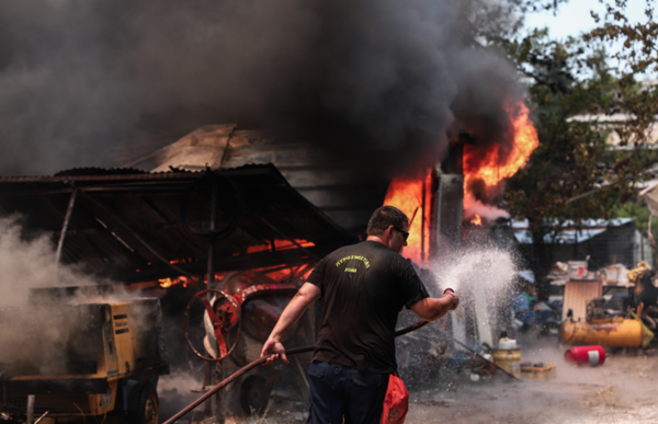 Σε πύρινο κλοιό η χώρα: 45 φωτιές μέσα σε 24 ώρες - Εικόνες καταστροφής από τη Σταμάτα