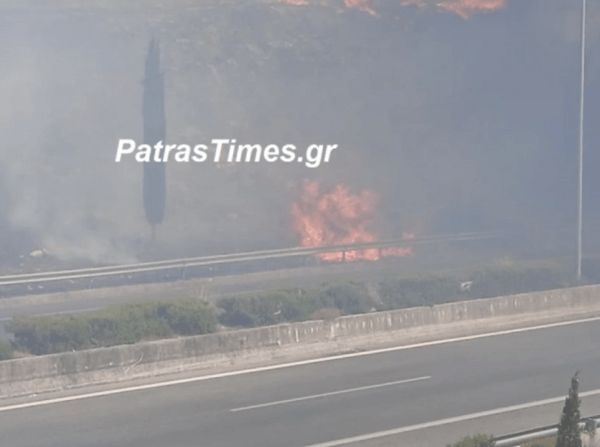 Φωτιά στην Πάτρα - Καίγονται σπίτια: Χτυπούν καμπάνες για να φύγει ο κόσμος