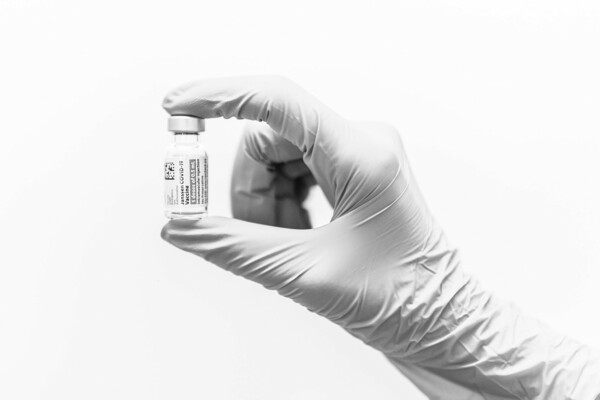 Κορωνοϊός: Γιατί και πόσο νοσούν οι εμβολιασμένοι - Οι καθηγητές Μαγιορκίνης & Δημόπουλος εξηγούν