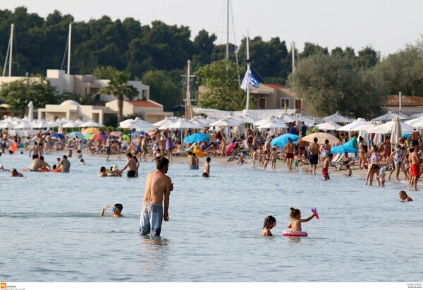 Σήμα κινδύνου από ΑΠΘ: «Τα σαββατοκύριακα ο ιός διασπείρεται στις παραλίες»