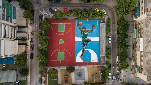 Τα γήπεδα μπάσκετ στα Σεπόλια «μεταμορφώνονται» προς τιμήν του Γιάννη Αντετοκούνμπο