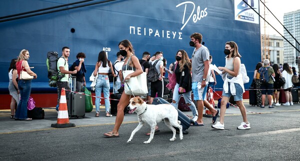 Η μεγάλη έξοδος των αδειούχων: Αυξημένη η κίνηση στο λιμάνι του Πειραιά και εντατικοί έλεγχοι (Εικόνες)