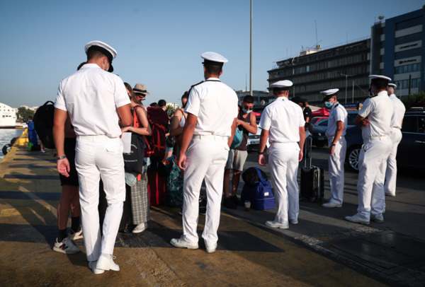 Η μεγάλη έξοδος των αδειούχων: Αυξημένη η κίνηση στο λιμάνι του Πειραιά -Εντατικοί έλεγχοι
