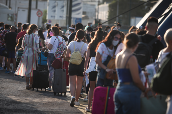 Η μεγάλη έξοδος των αδειούχων: Αυξημένη η κίνηση στο λιμάνι του Πειραιά -Εντατικοί έλεγχοι