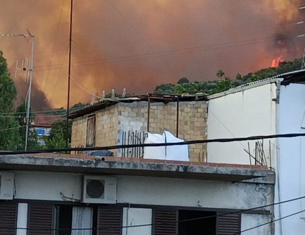 Μεγάλη φωτιά στη Ζήρια Αχαΐας: Εκκενώθηκαν οικισμοί, έκλεισε παλιά και νέα Εθνική Οδός- Μήνυμα από το 112