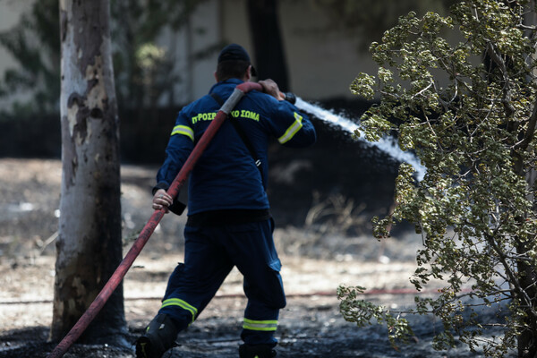 Φωτιά στη Βόνιτσα: Συνεχίζεται η μάχη με τις φλόγες, καλύτερη η εικόνα σήμερα