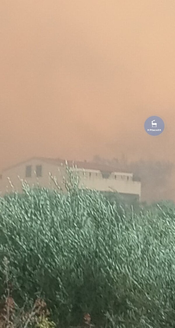 Μεγάλες φωτιές σε Ρόδο και Αιτωλοακαρνανία: Εκκενώθηκαν οικισμοί (Εικόνες & Βίντεο)