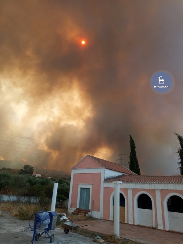 Μεγάλες φωτιές σε Ρόδο και Αιτωλοακαρνανία: Εκκενώθηκαν οικισμοί (Εικόνες & Βίντεο)