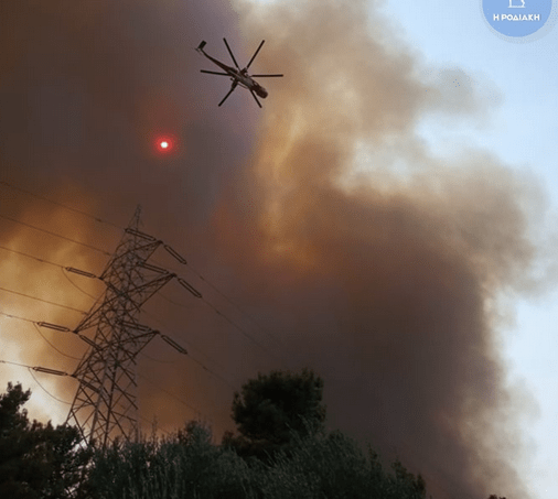 Ανεξέλεγκτη η φωτιά στη Ρόδο: Μήνυμα από το 112, εκκένωση οικισμών - Πυρκαγιές σε Αγρίνιο, Φάρσαλα & Σουφλί