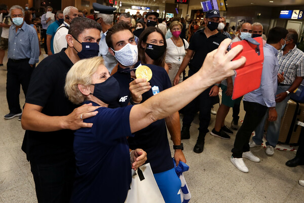 Έφτασε στην Αθήνα ο Στέφανος Ντούσκος – «Αποθεωτική» υποδοχή στο αεροδρόμιο