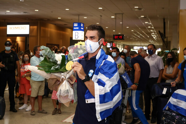 Έφτασε στην Αθήνα ο Στέφανος Ντούσκος – Αποθεωτική υποδοχή στο αεροδρόμιο