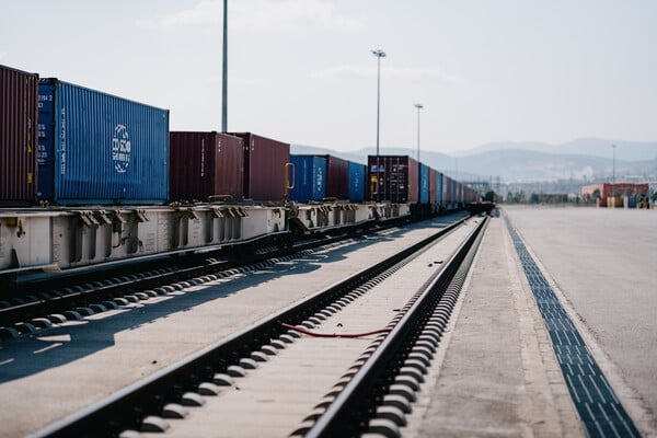 Το εμπορικό δρομολόγιο Θριάσιο – Νέο Ικόνιο από την καμπίνα του μηχανοδηγού