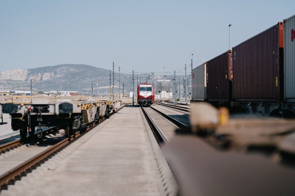 Το εμπορικό δρομολόγιο Θριάσιο – Νέο Ικόνιο από την καμπίνα του μηχανοδηγού