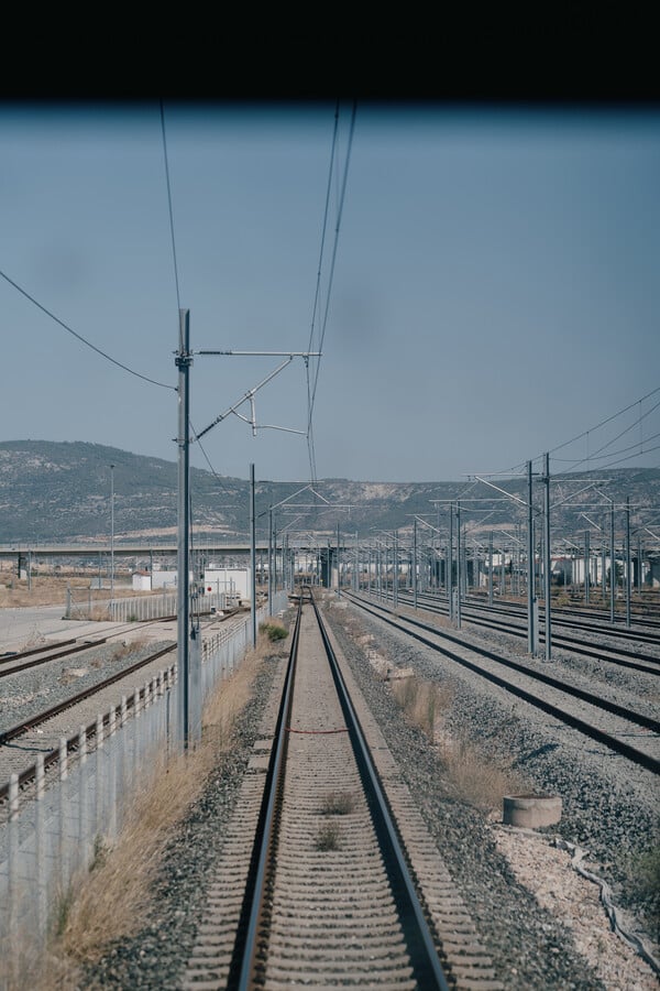 Το εμπορικό δρομολόγιο Θριάσιο – Νέο Ικόνιο από την καμπίνα του μηχανοδηγού 