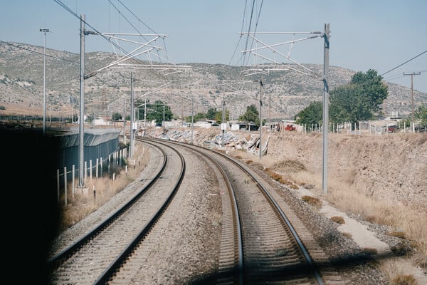 Το εμπορικό δρομολόγιο Θριάσιο – Νέο Ικόνιο από την καμπίνα του μηχανοδηγού