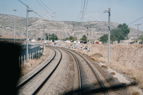 Το εμπορικό δρομολόγιο Θριάσιο – Νέο Ικόνιο από την καμπίνα του μηχανοδηγού 