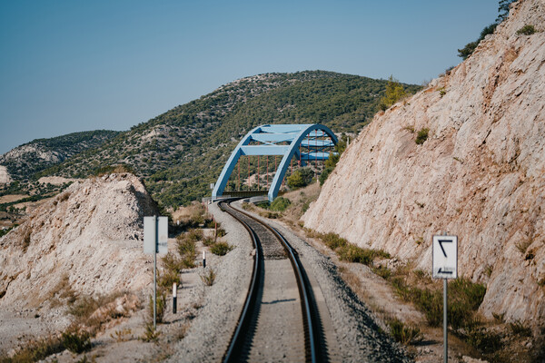 Το εμπορικό δρομολόγιο Θριάσιο – Νέο Ικόνιο από την καμπίνα του μηχανοδηγού