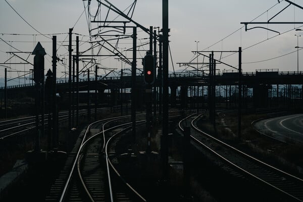 Το εμπορικό δρομολόγιο Θριάσιο – Νέο Ικόνιο από την καμπίνα του μηχανοδηγού