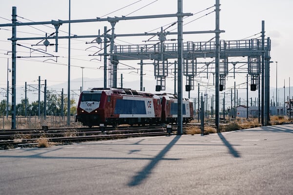 Το εμπορικό δρομολόγιο Θριάσιο – Νέο Ικόνιο από την καμπίνα του μηχανοδηγού