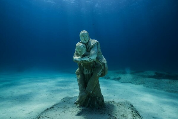 Τα βυθισμένα γλυπτά του Jason deCaires Taylor κοσμούν πλέον τα νερά της Αγίας Νάπας