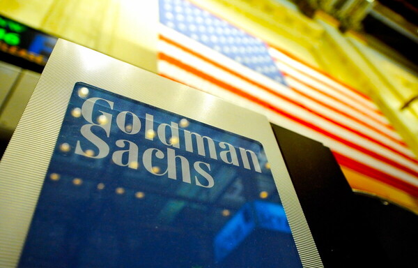 Goldman Sachs: Αυξήσεις 58% σε χαμηλόβαθμους μετά τη διαρροή για 100 ώρες εργασίας την εβδομάδα