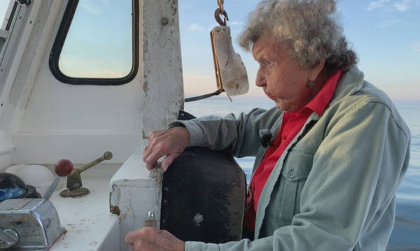 ΗΠΑ - Στα 101 της, η «κυρία των αστακών» συνεχίζει να ψαρεύει: «Θα το κάνω μέχρι να πεθάνω» 