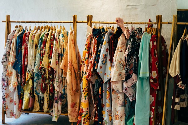 Second hand ρούχα στα πολυκαταστήματα: Η αγορά μεταχειρισμένων έφτασε στις μεγάλες αλυσίδες