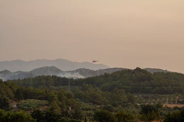 Μαίνεται η πυρκαγιά στη Ρόδο (βίντεο)