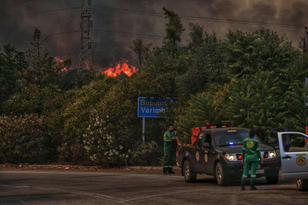 Εκκενώνεται η Βαρυμπόμπη: Ο κόσμος τρέχει πανικόβλητος, η φωτιά έφτασε στα σπίτια - Τρία μέτωπα πυρκαγιάς