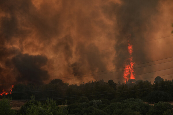 Βαρυμπόμπτη: Ο κόσμος τρέχει πανικόβλητος, η φωτιά έφτασε στα σπίτια - Τρία μέτωπα πυρκαγιάς